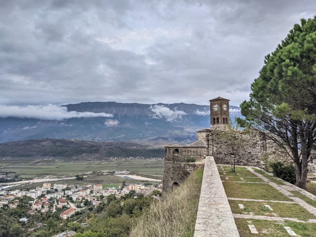 Cour du château de Gjirokaster avec vue sur la montagne, en Albanie
