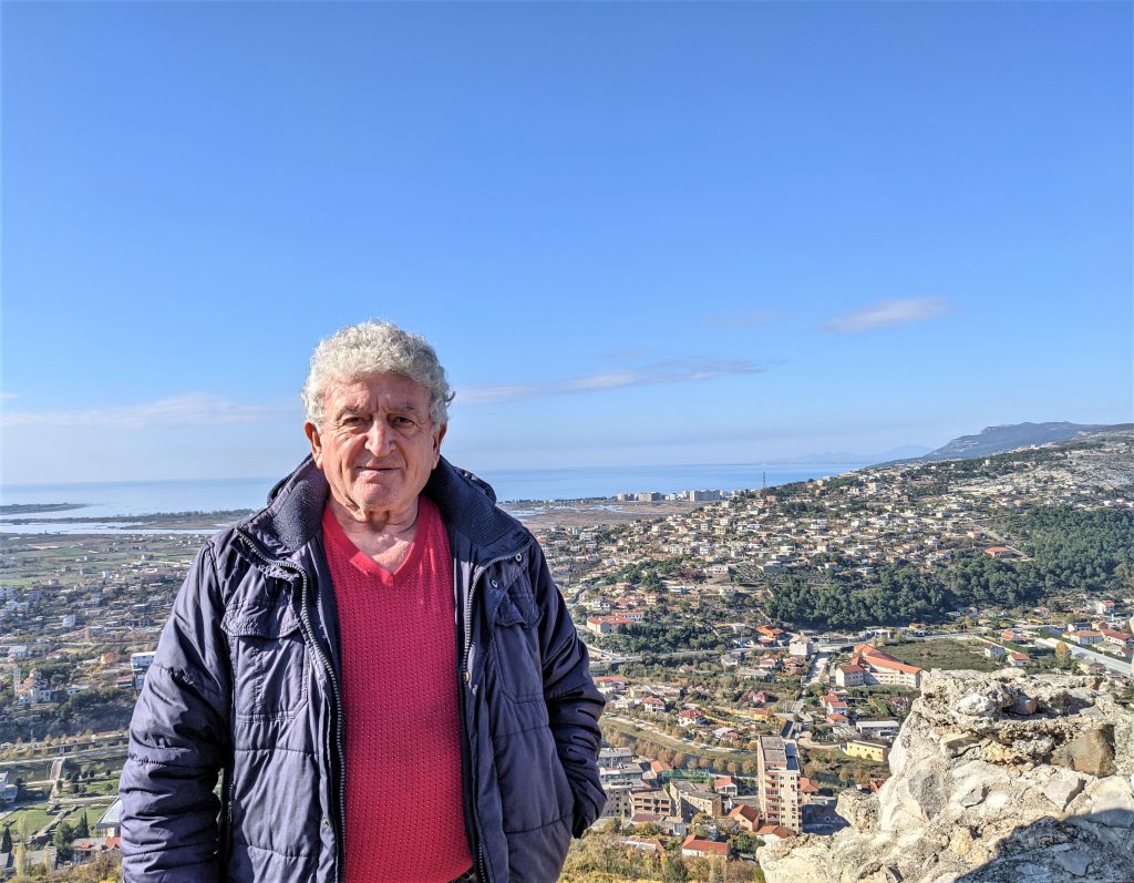 Guide devant la belle vue sur la mer au Château de Lezhë, en Albanie
