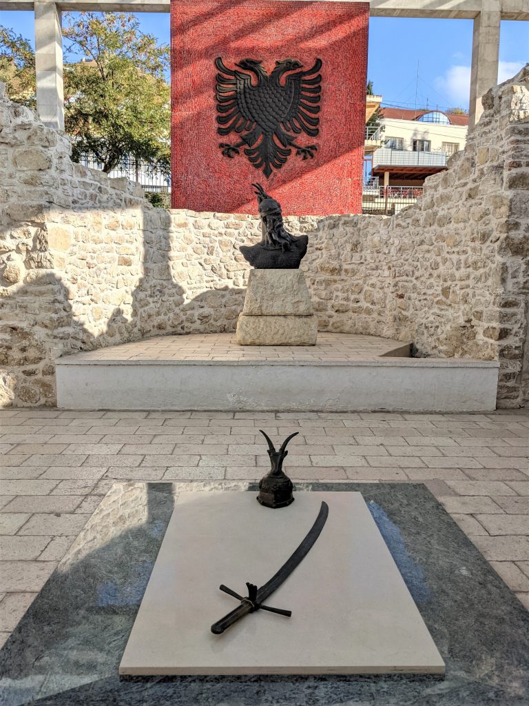 Intérieur du mémorial de Skanderbeg à Lezhë, en Albanie