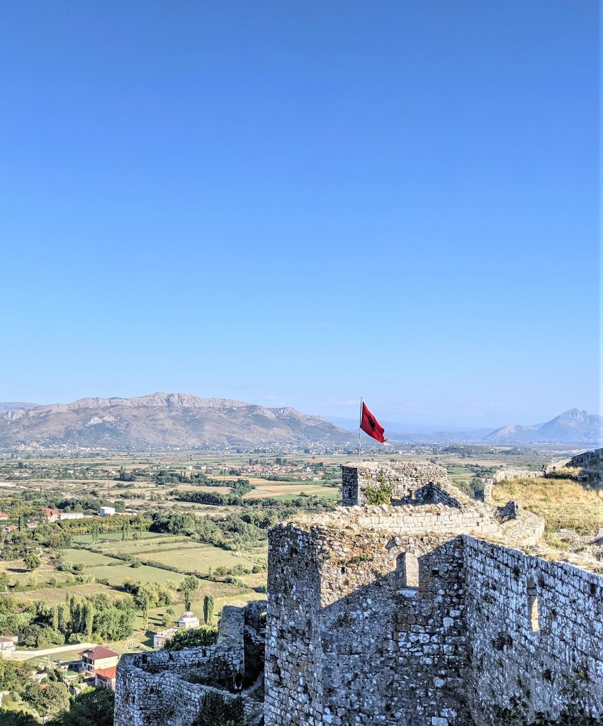 Vue sur la vallée et les montagnes depuis le Château de Shkoder, en Albanie