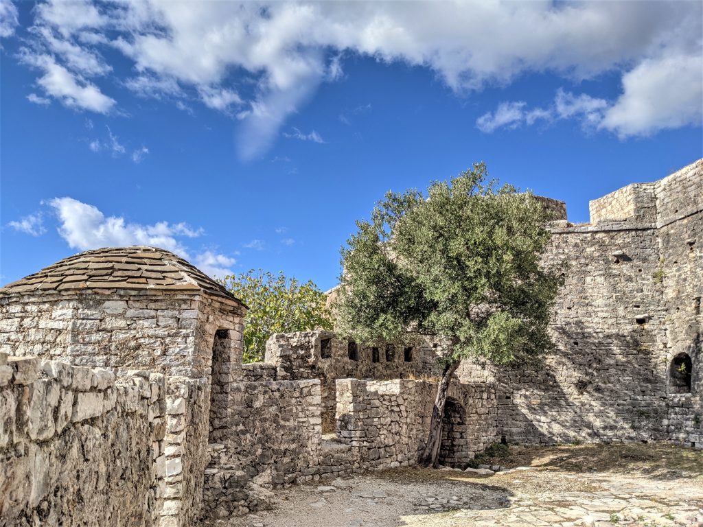 Terrasse et tours de la Forteresse d’Ali Pasha, en Albanie