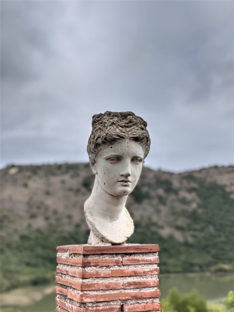 Statue du site archéologique de Butrint, en Albanie