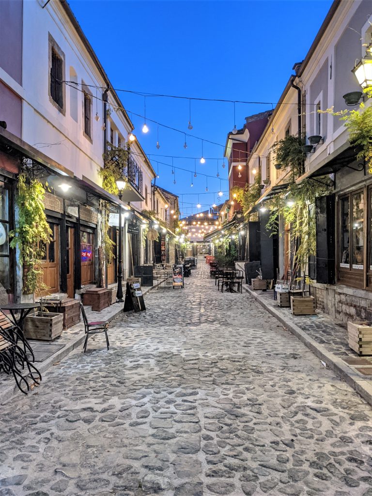 Ruelle du centre- ville de Korçe, Albanie, à la tombée de la nuit