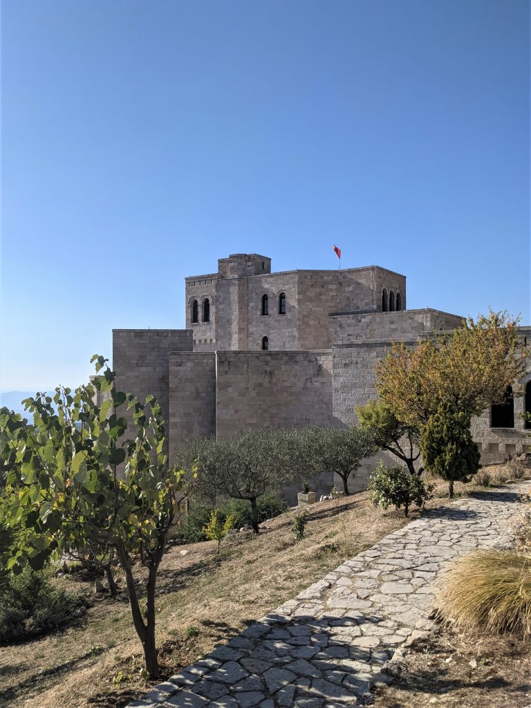 Château de Krujë, son drapeau albanais et ses espaces verts, Albanie