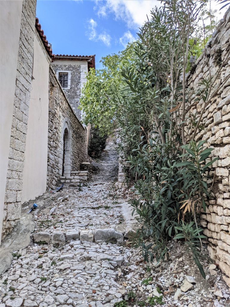 Ruelle pavée de la vielle ville de Qeparo, en Albanie