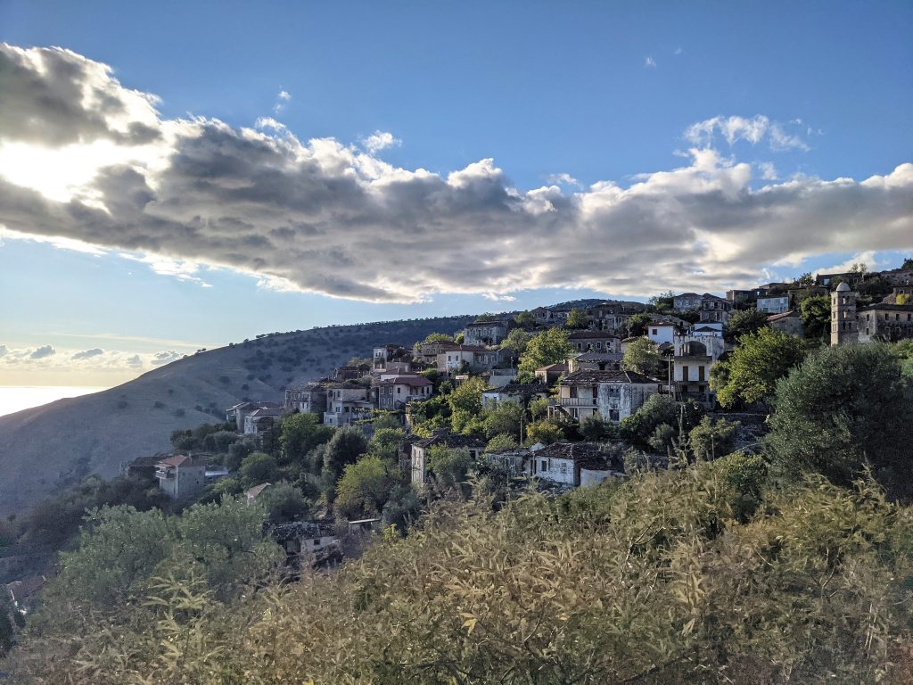 Jolie vue sur la vielle ville de Qeparo, en Albanie