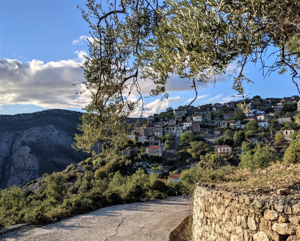 Joli vue sur la vielle ville de Qeparo derrière un arbre, en Albanie