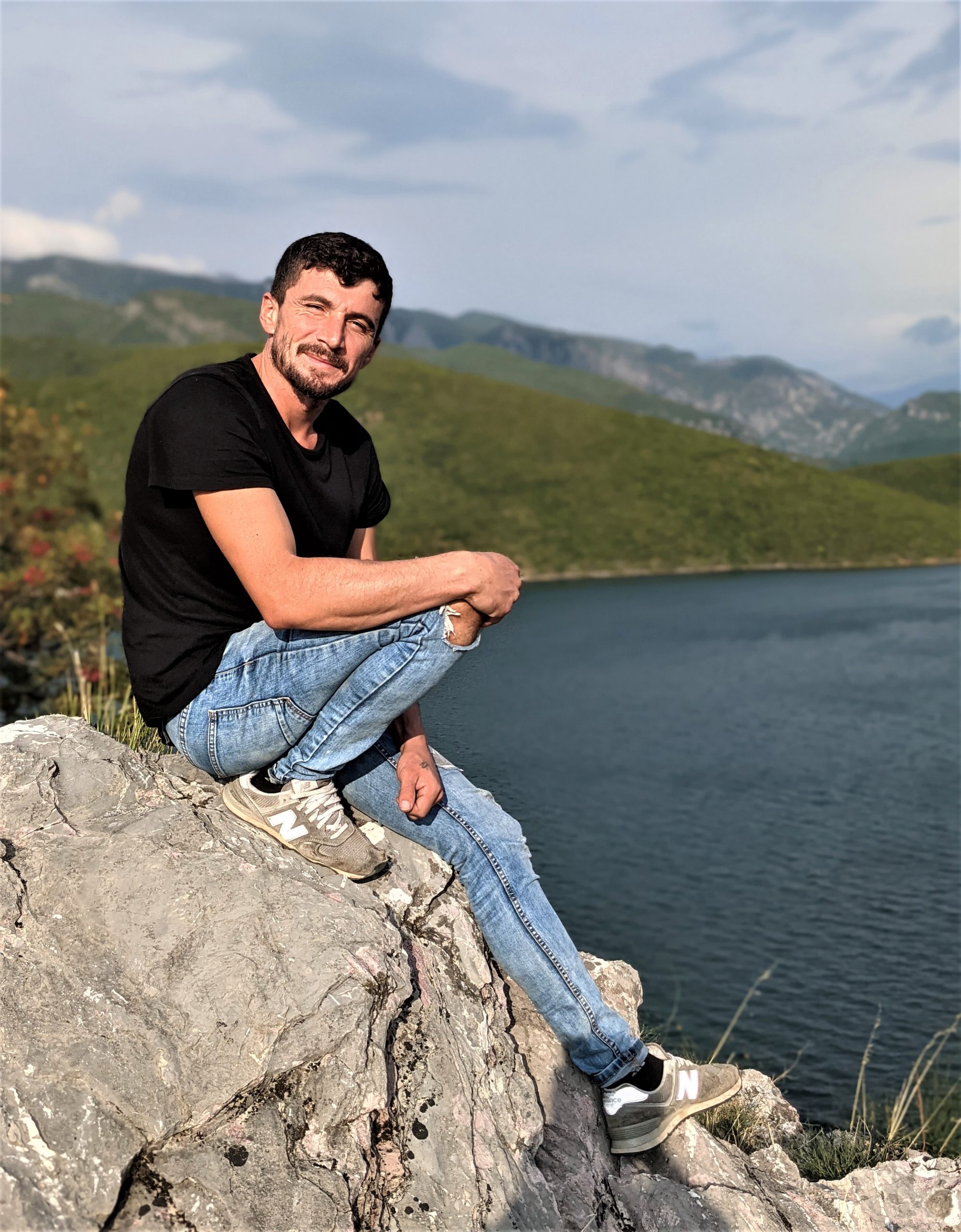Eduard, capitaine du bateau, sur l'île abandonnée de Shurdhah, en Albanie, devant un beau paysage