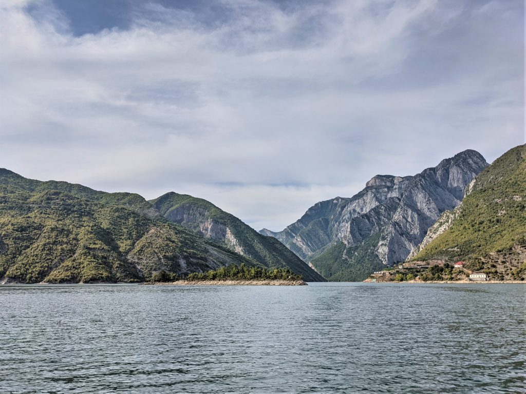 Excursion sur le lac de Koman et ses belles montagnes avec quelque habitations sommaires, en Albanie.