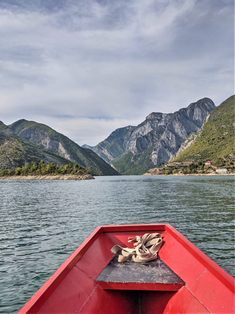 Excursion en bateau sur le lac de Koman et ses belles montagnes, en Albanie.