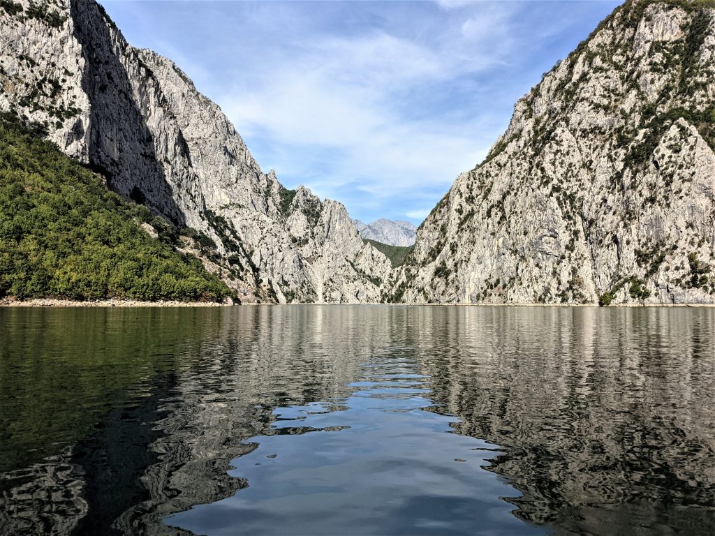 Les montagnes rocheuses au bord du lac de Koman, en Albanie.