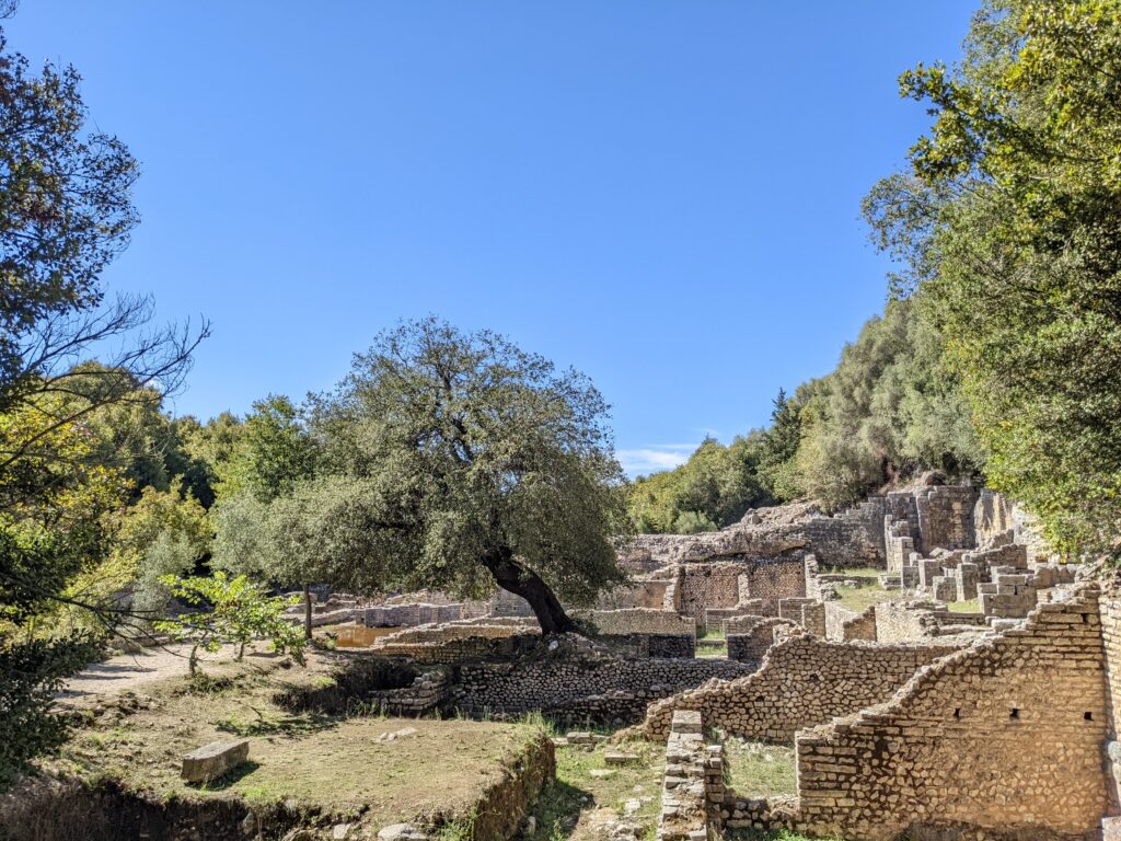 Ruines et végétations au site archéologique de Butrint, en Albanie