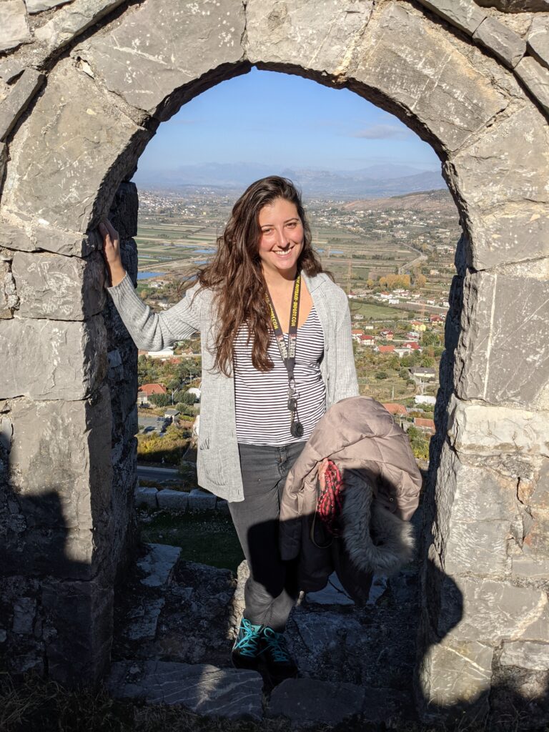 Selfie dans la cour du Château de Lezhë avec la vallée en arrière plan, en Albanie
