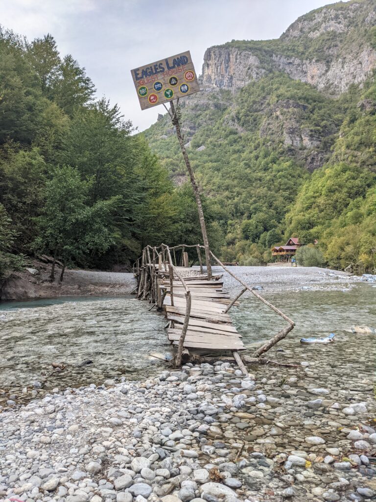 Petit pont sur la rivière Shala, aussi appelée Shala River, en Albanie