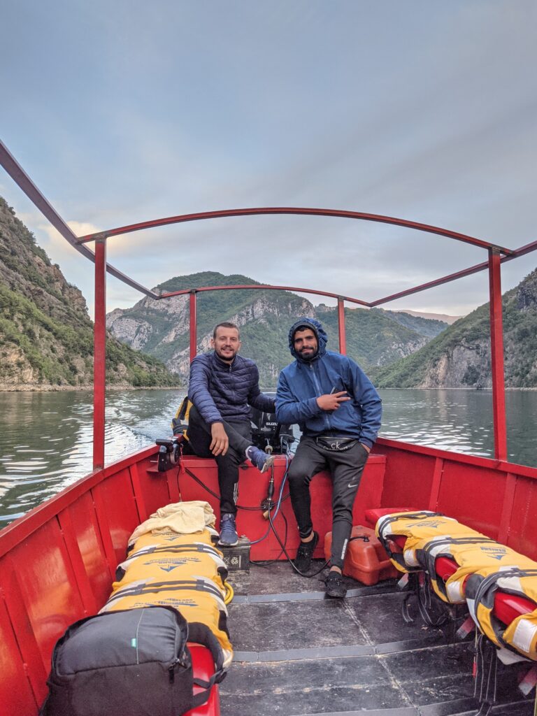 Excursion en bateau sur le lac de Koman et ses belles montagnes, en Albanie, avec nos deux guides