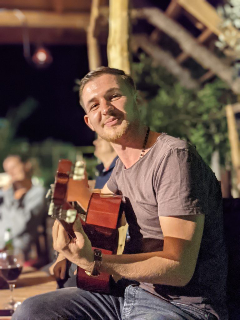Mirdit, chanteur traditionnel joue de la guitare lors d'une soirée à Ledi's Place, en Albanie